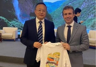 El alcalde de Jaén, Julio Millán, entrega una camiseta de su campaña electoral al vicealcalde del municipio de Anshun, Yang Zhuo
