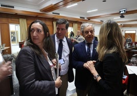 La portavoz de Vox en el Ayuntamiento, Paula Badanelli, junto a ediles del PP en el Pleno de este jueves