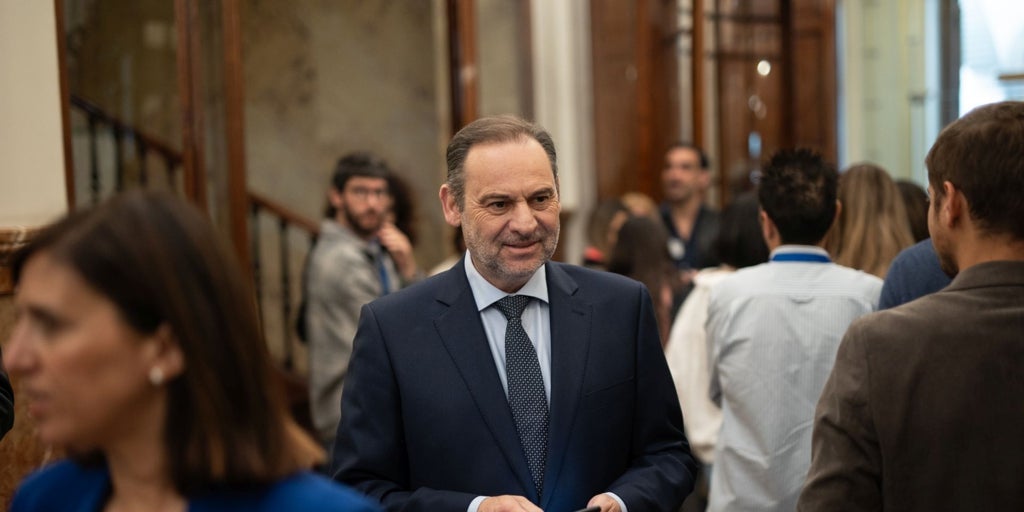 El Parlamento encarga al Tribunal de Cuentas que examine los 'enchufes' de Ábalos en empresas públicas