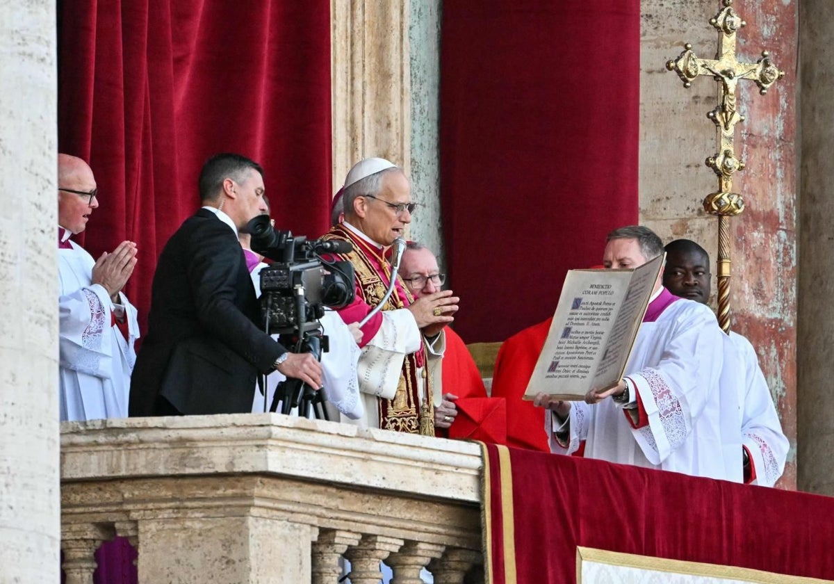 El Papa León XIV, lee una oración tras ser anunciado en la Plaza de San Pedro