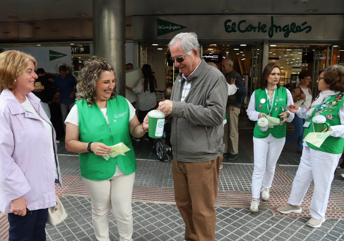 Un hombre este jueves colaborando en la cuestación de lucha contra el cáncer