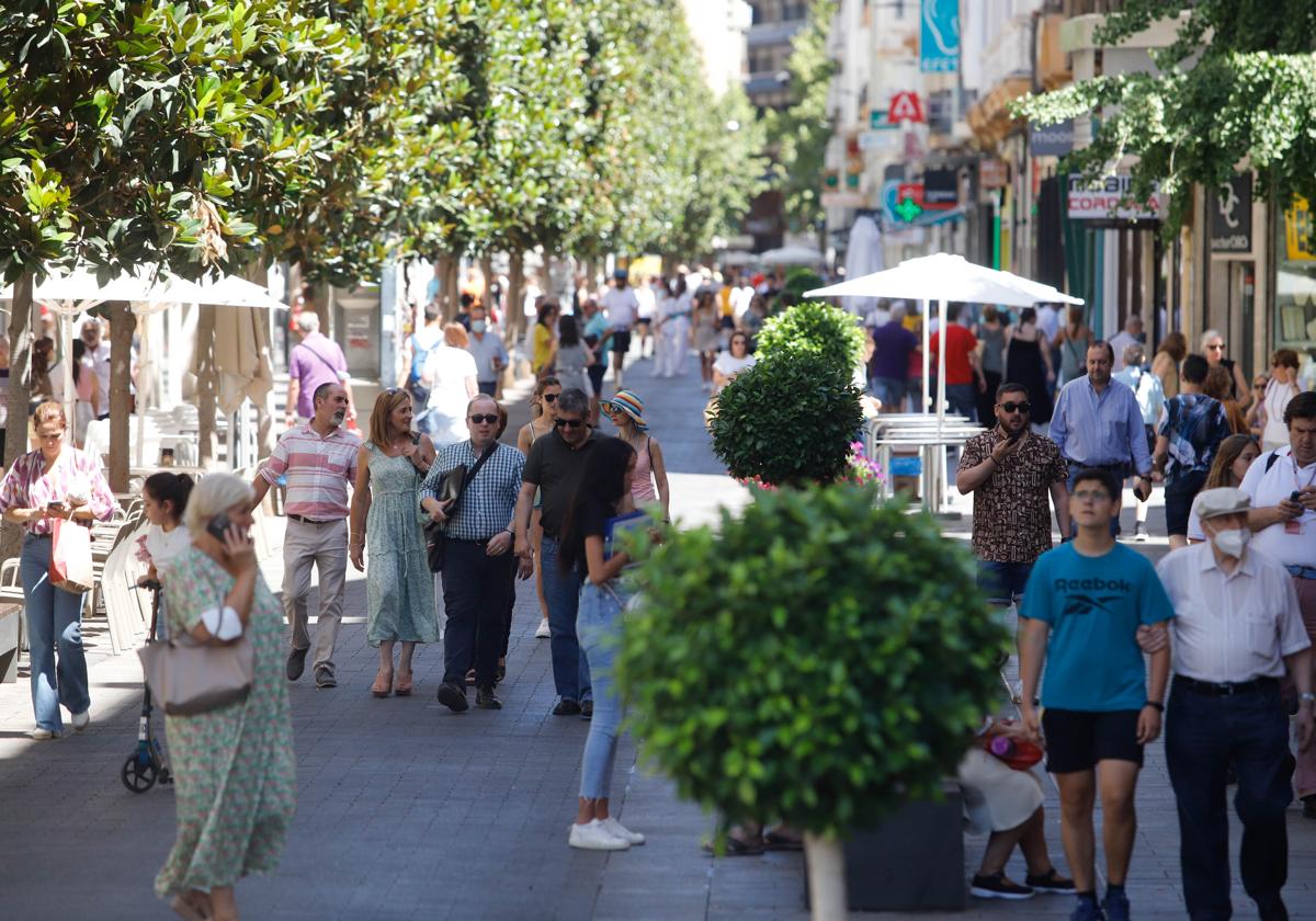 Varias personas paseando por Cruz Conde