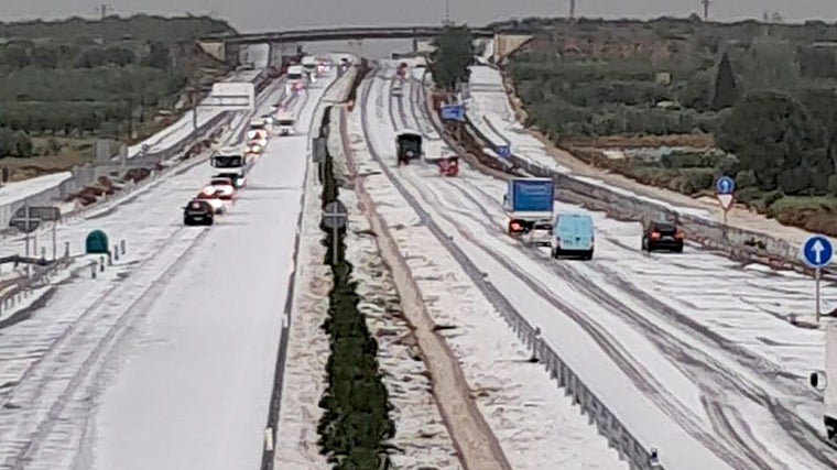 Aspecto de una vía rápida tras el paso del temporal