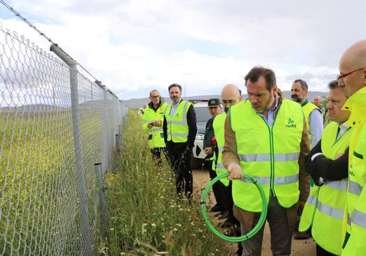 El ministro de Transportes, Óscar López, visitaba el lunes la zona donde se produjo el robo