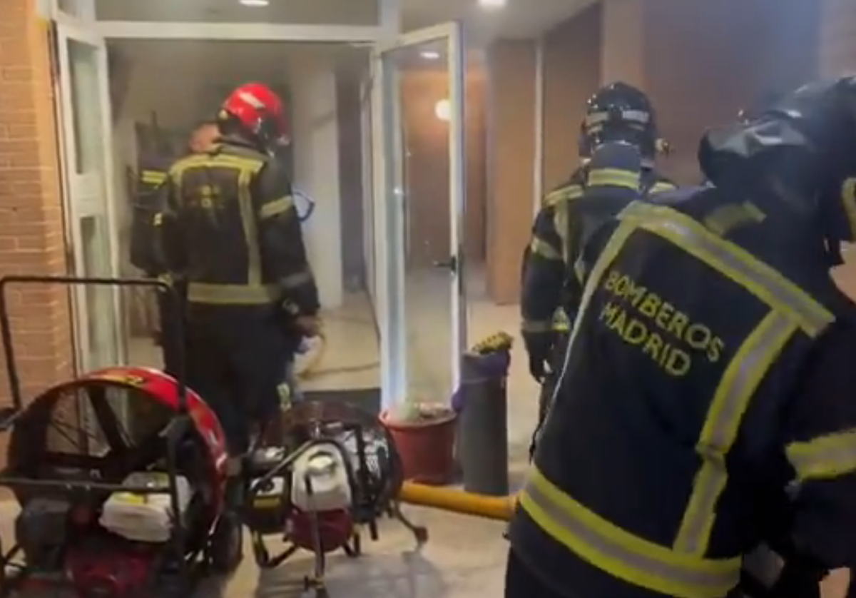 Bomberos de Madrid trabajan en la extinción del incedio.