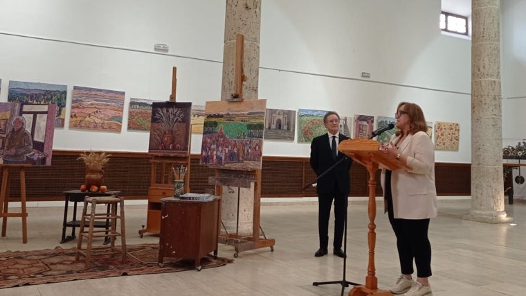 La viceconsejera de Cultura, Carmen Olmedo (en la imagen junto a José Hervás), elogió la obra de Carrilero