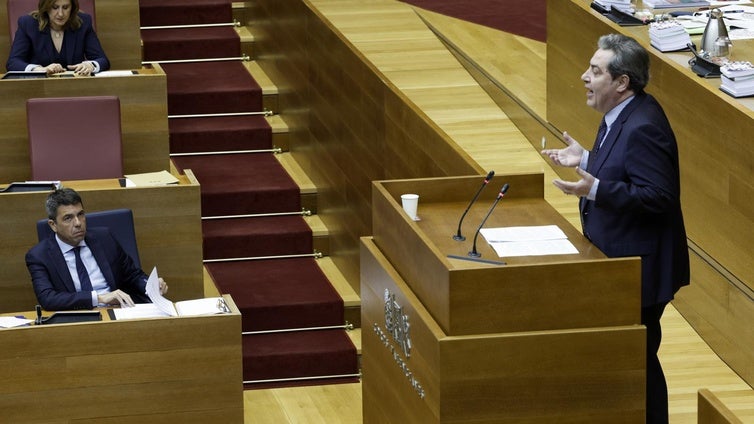 PP y Vox pactan una oficina 'antiokupas', restaurar cruces con su Ley de Concordia y pruebas médicas de edad a menas en Valencia
