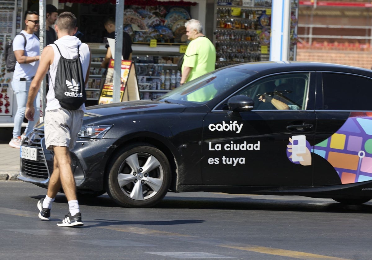 Un vehículo VTC de Cabify, por las calles de Madrid