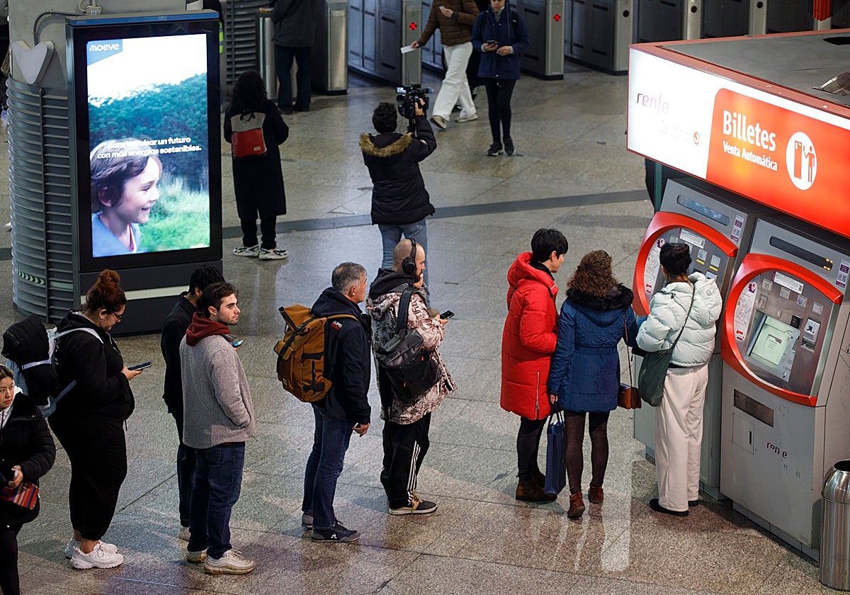 Colas en las estaciones de Metro para adquirir el abono transporte de EMT, Metro y Cercanías