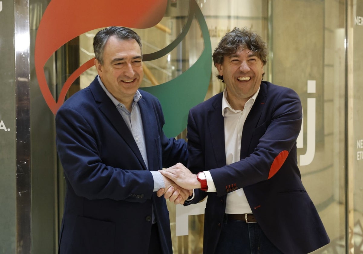 El presidente del PNV, Aitor Esteban, y el líder de los socialistas vascos, Eneko Andueza