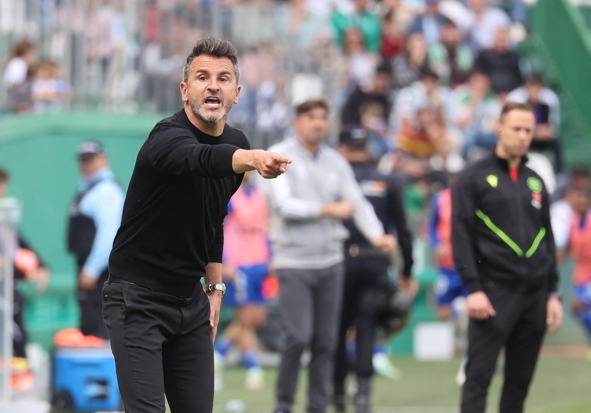El técnico blanquiverde Iván Ania en El Arcángel