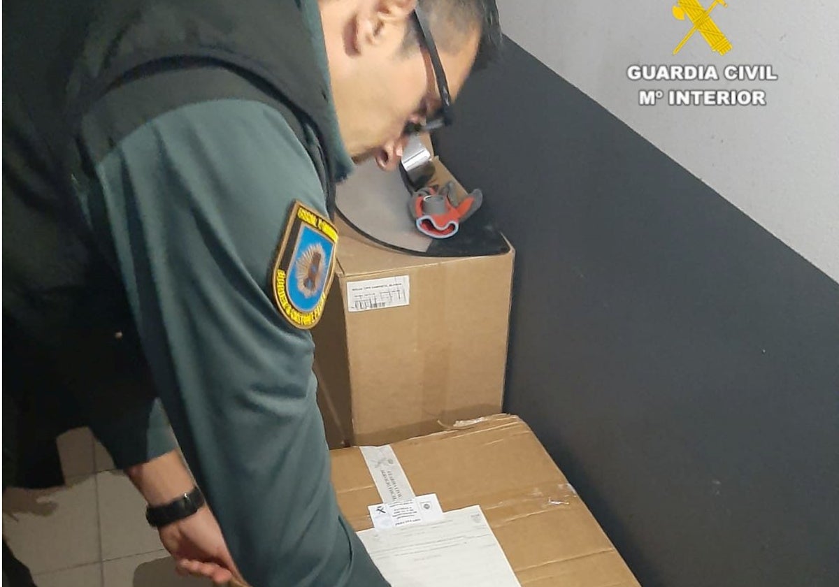 Imagen de un agente de la Guardia Civil en Castellón
