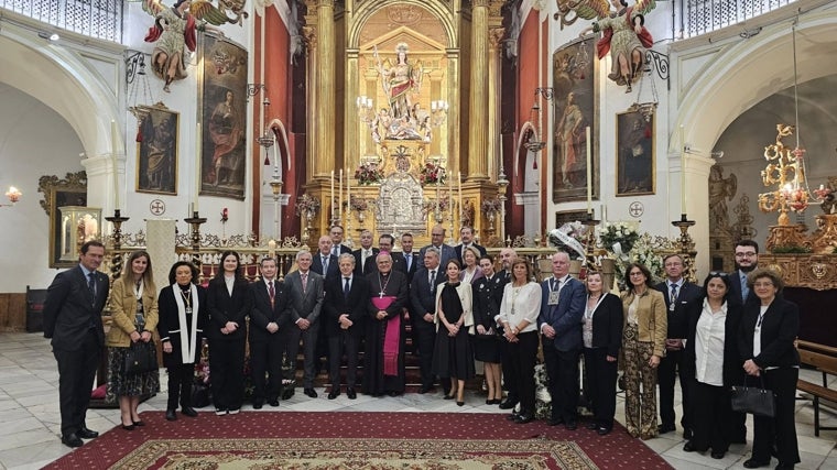 El obispo emérito, con los cofrades y representantes institucionales ante San Rafael