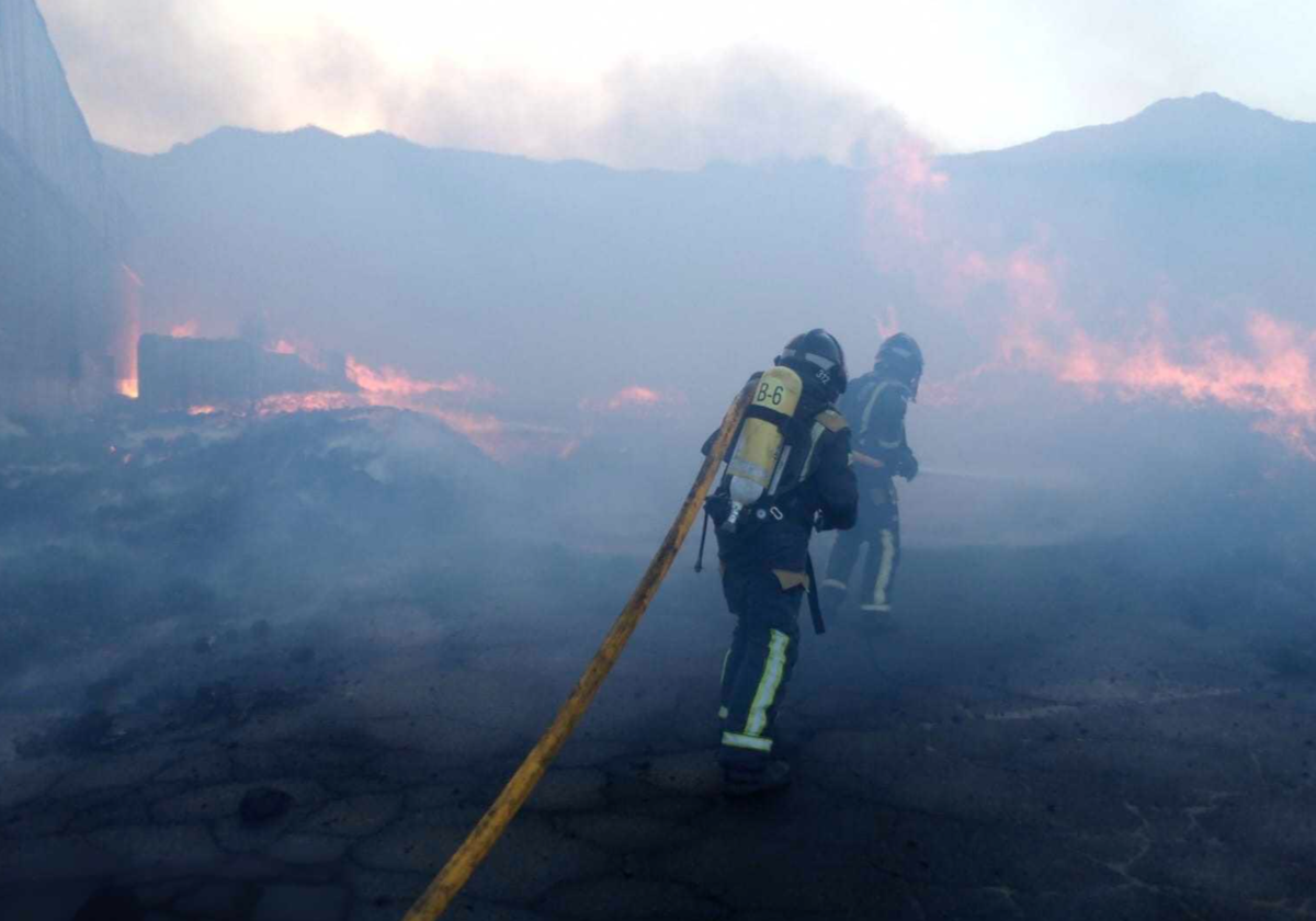 Trabajo en el incendio declarado el pasado 22 de abril en una nave de Güímar