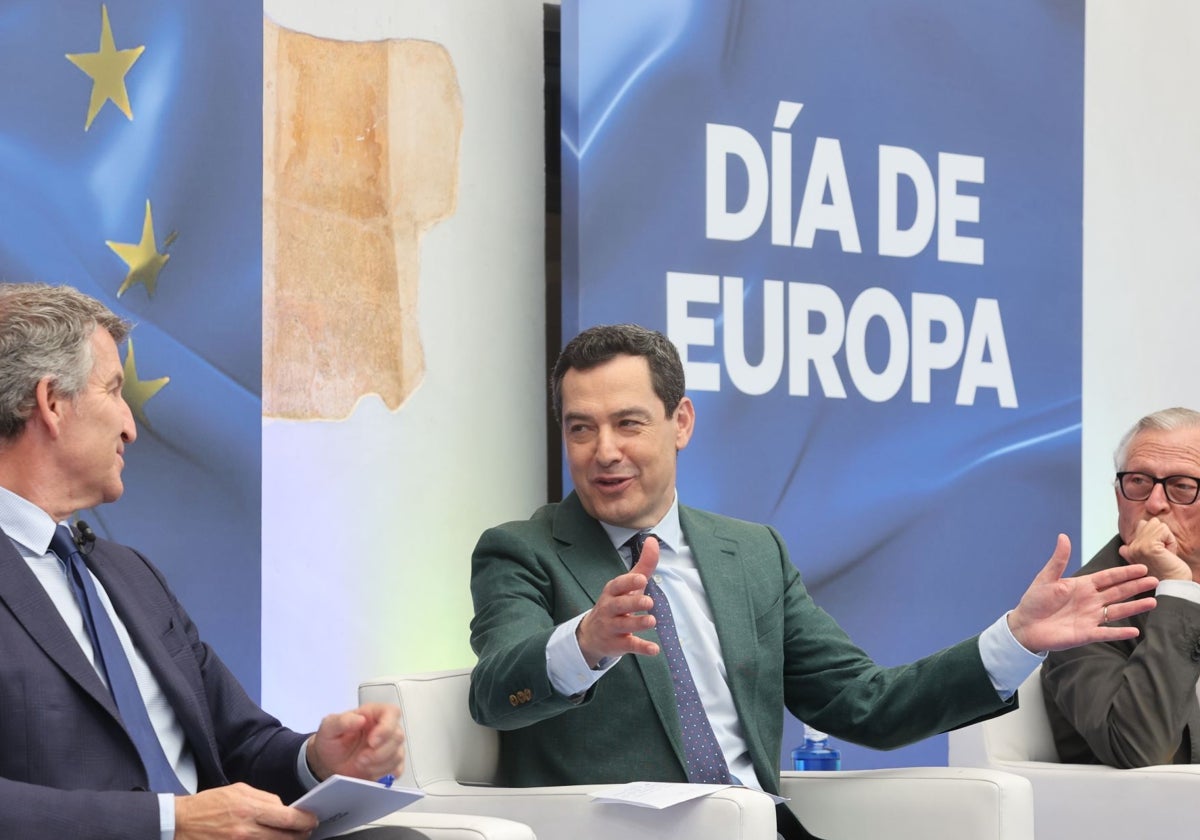 Juanma Moreno, con Feijóo, durante el acto en Córdoba