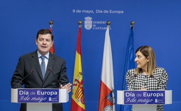 El presidente de la Junta de Castilla y León, Alfonso Fernández Mañueco, y su homóloga en Cantabria, María José Sáenz de Buruaga