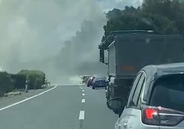 Una tubería rota provoca problemas de tráfico en la AP-4 en sentido Sevilla
