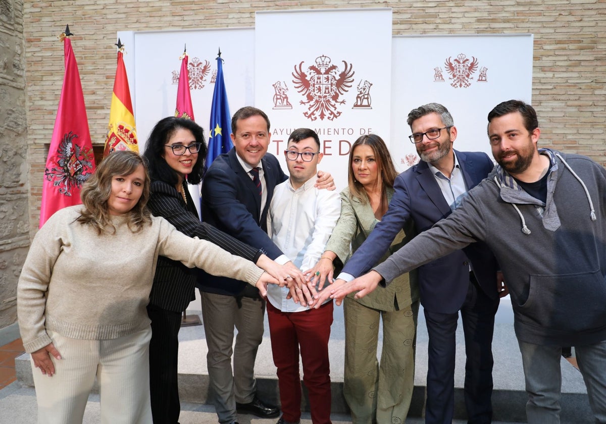 El alcalde, Carlos Velázquez, con los jóvenes del programa y sus responsables