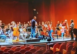 El tremendo susto en un ensayo de la Orquesta de Córdoba: un foco cae y está a punto de golpear a su director