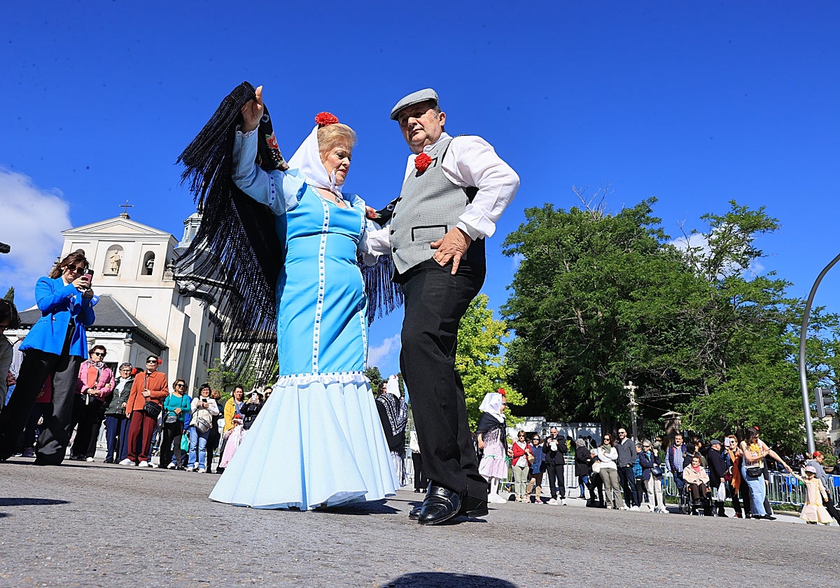 Dos chulapos bailan un chotis en la Pradera de San Isidro