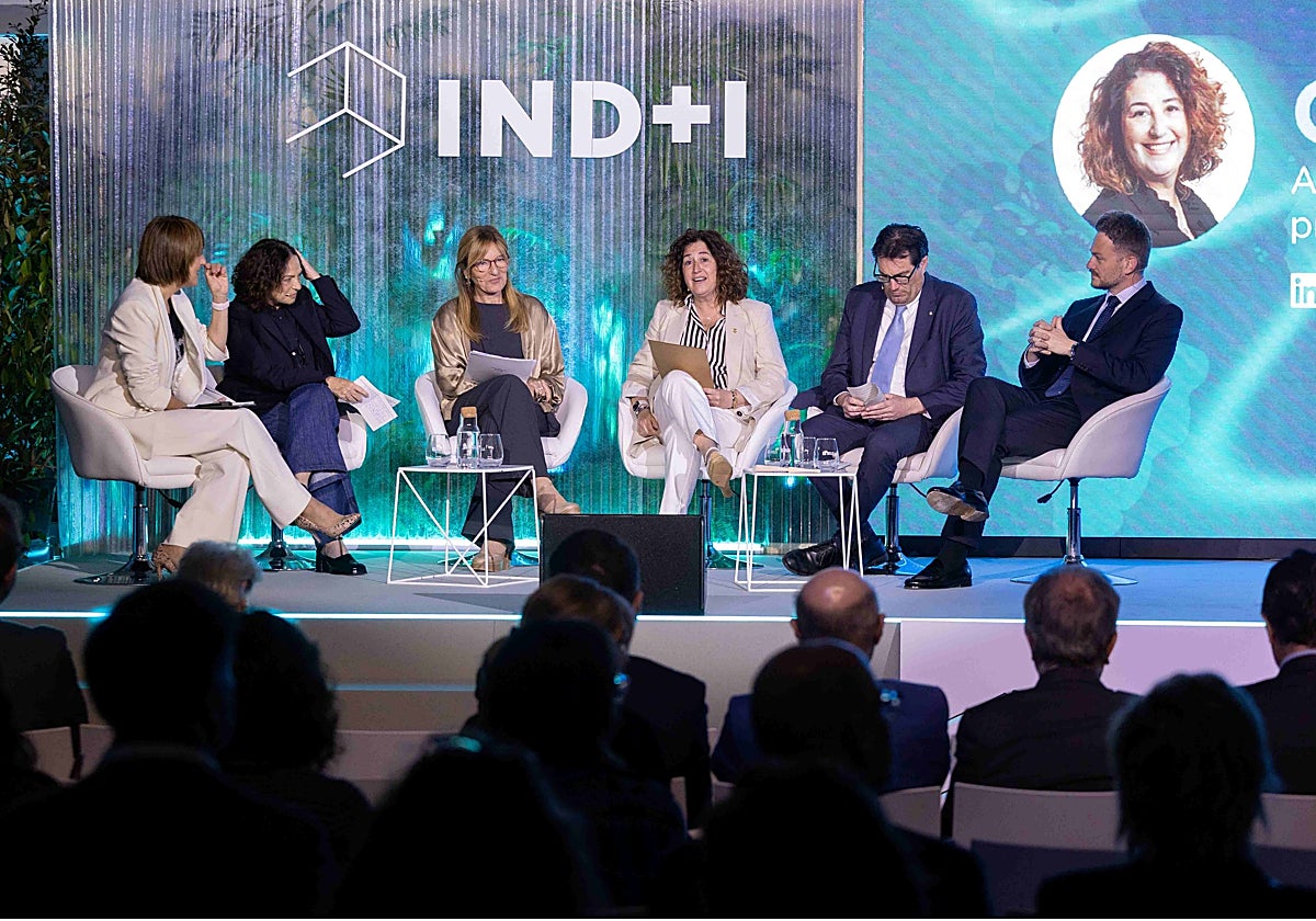 La mesa inaugural de la jornada estuvo presidida por la alcaldesa de Viladecans, Olga Morales, con la participación del consejero delegado de ACCIÓ, Jaume Baró; la presidenta del Área de Desarrollo Económico y Turismo de la Diputación de Barcelona, Ana Maria Martínez; el vicepresidente de Desarrollo Social y Económico del Área Metropolitana de Barcelona, Jordi Valls, y el consejero delegado de AGBAR, Felipe Campos