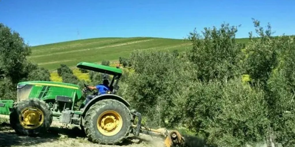 Muere un agricultor al volcar su tractor en una finca de Villacarrillo (Jaén)
