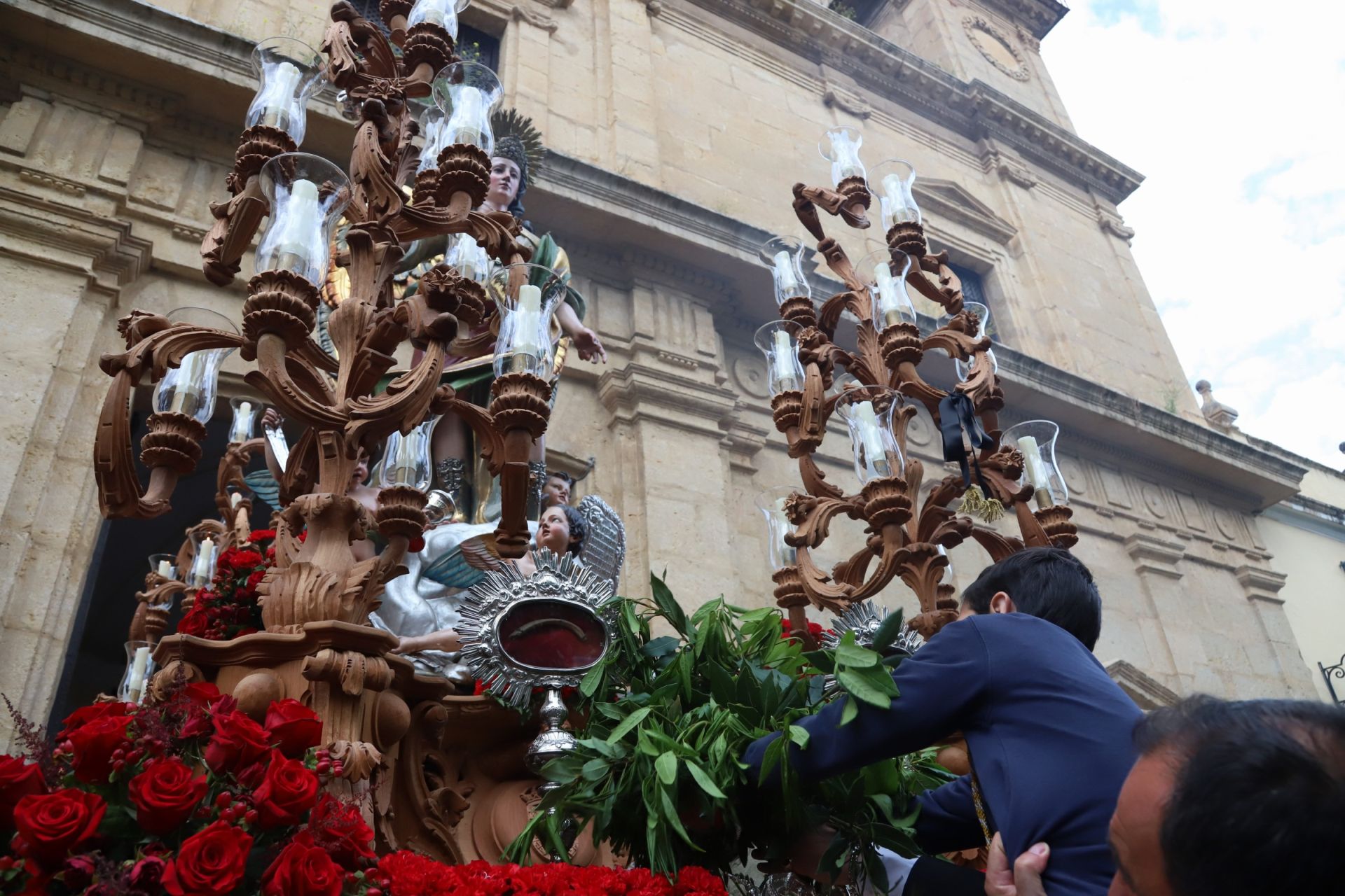 Las mejores imágenes de la sobria y elegante procesión de San Rafael por Córdoba