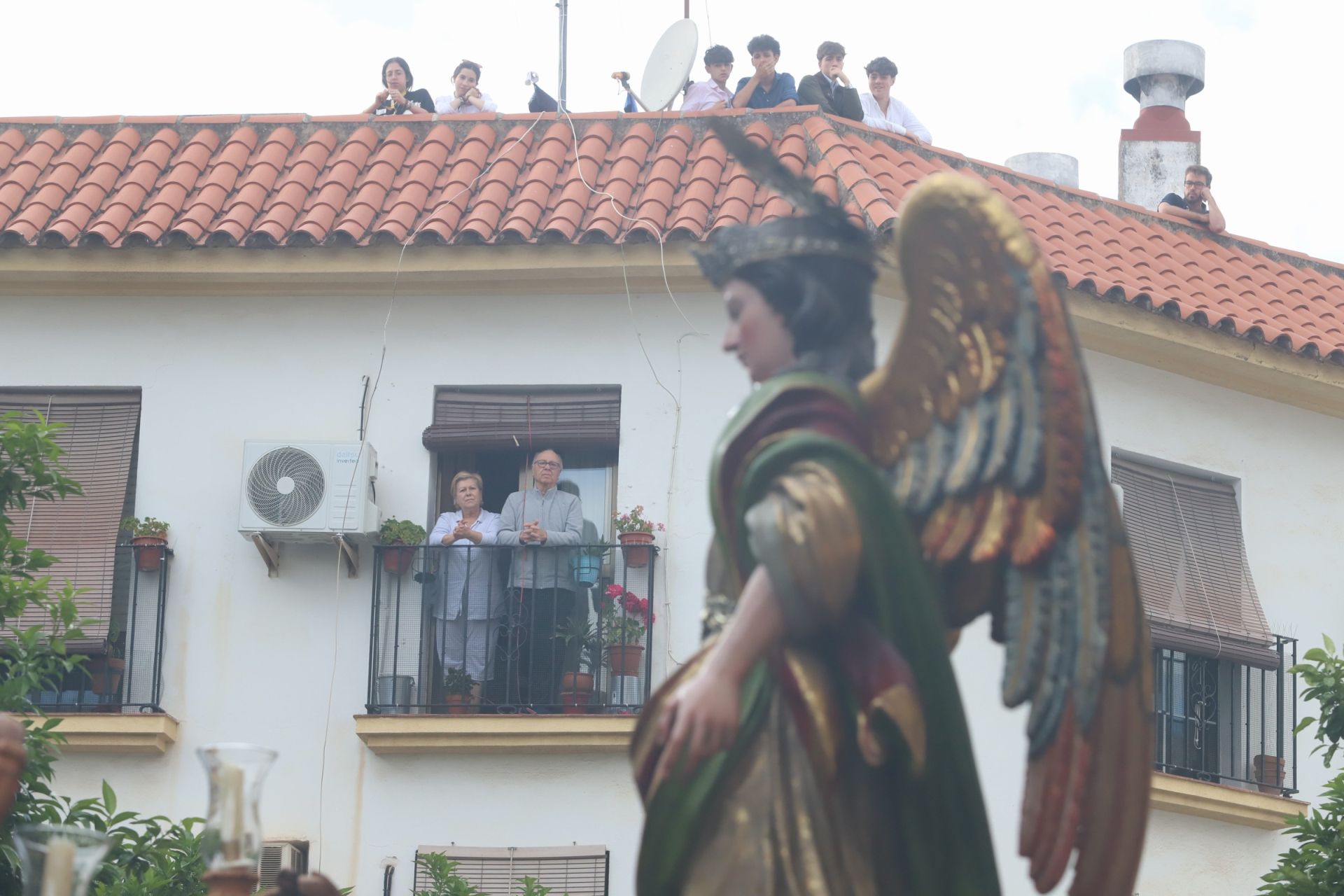 Las mejores imágenes de la sobria y elegante procesión de San Rafael por Córdoba