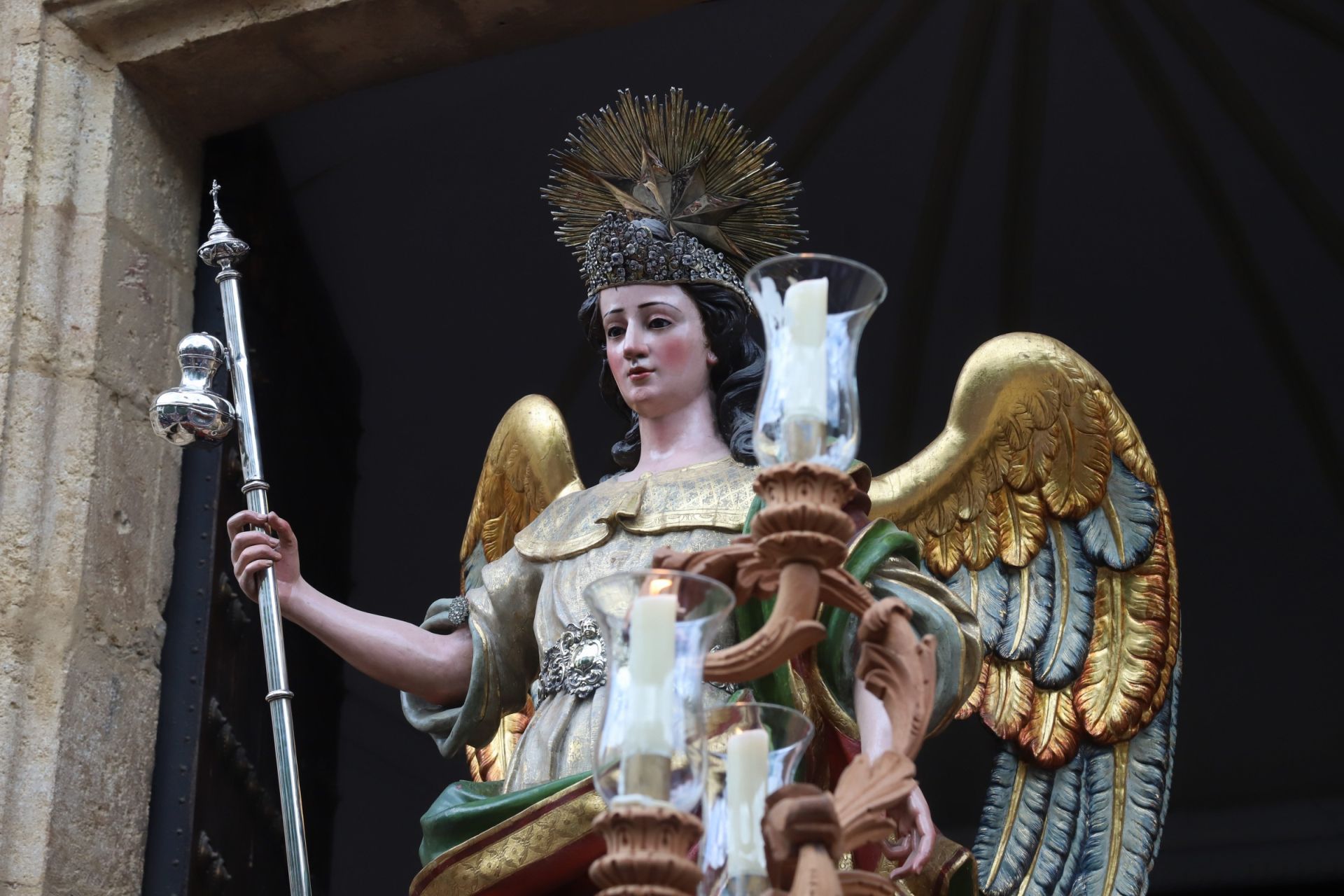 Las mejores imágenes de la sobria y elegante procesión de San Rafael por Córdoba
