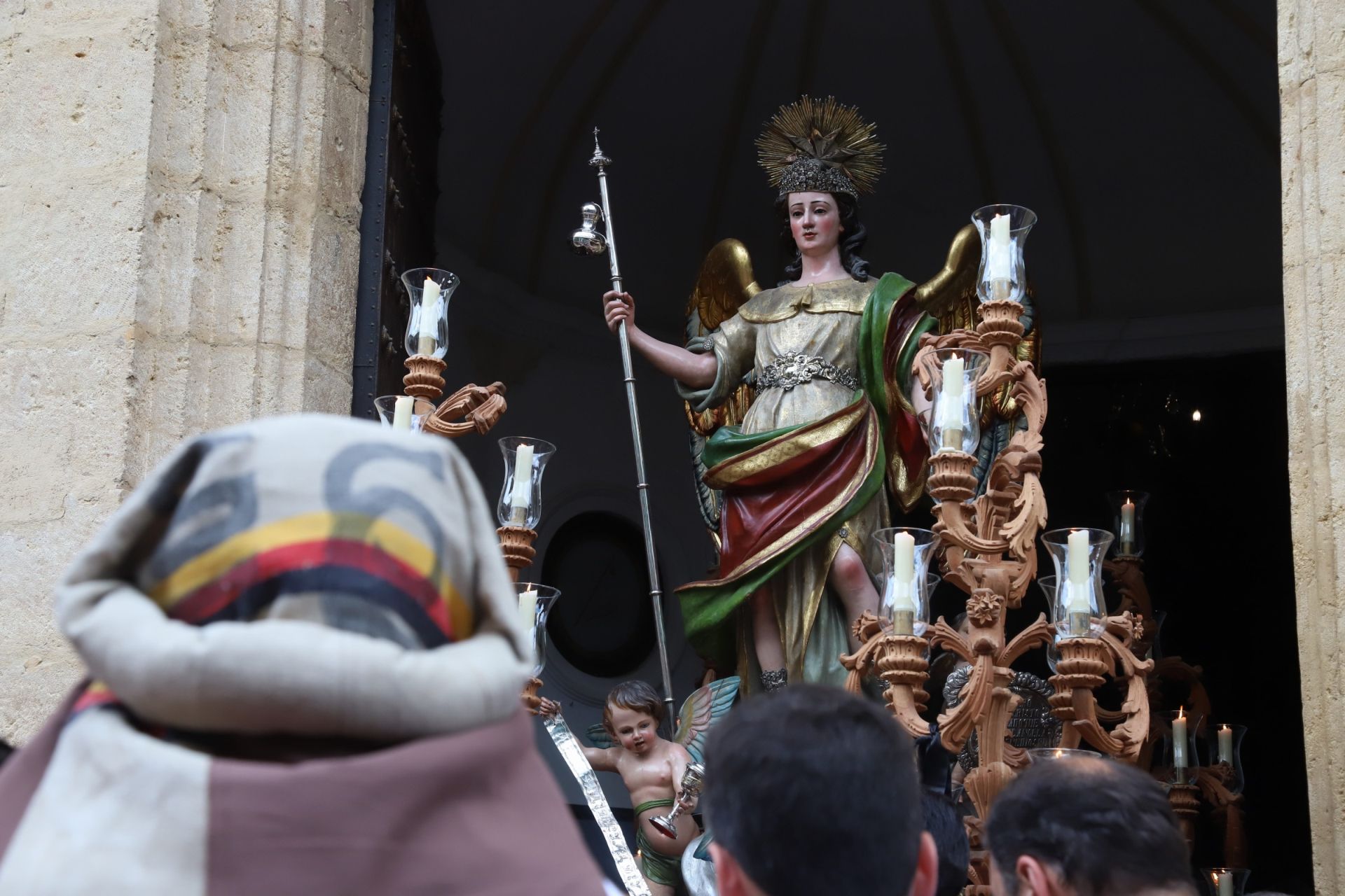 Las mejores imágenes de la sobria y elegante procesión de San Rafael por Córdoba