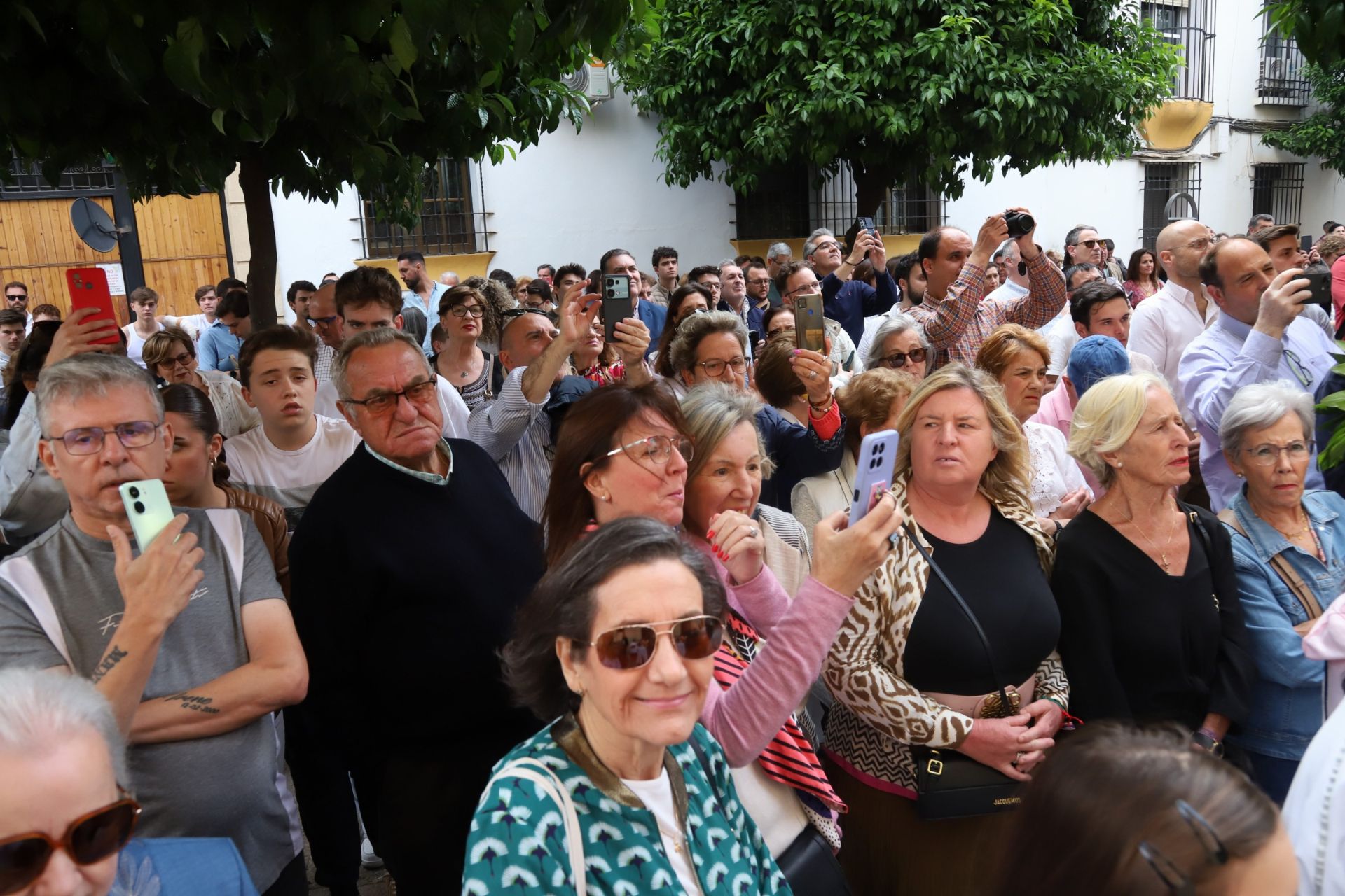 Las mejores imágenes de la sobria y elegante procesión de San Rafael por Córdoba