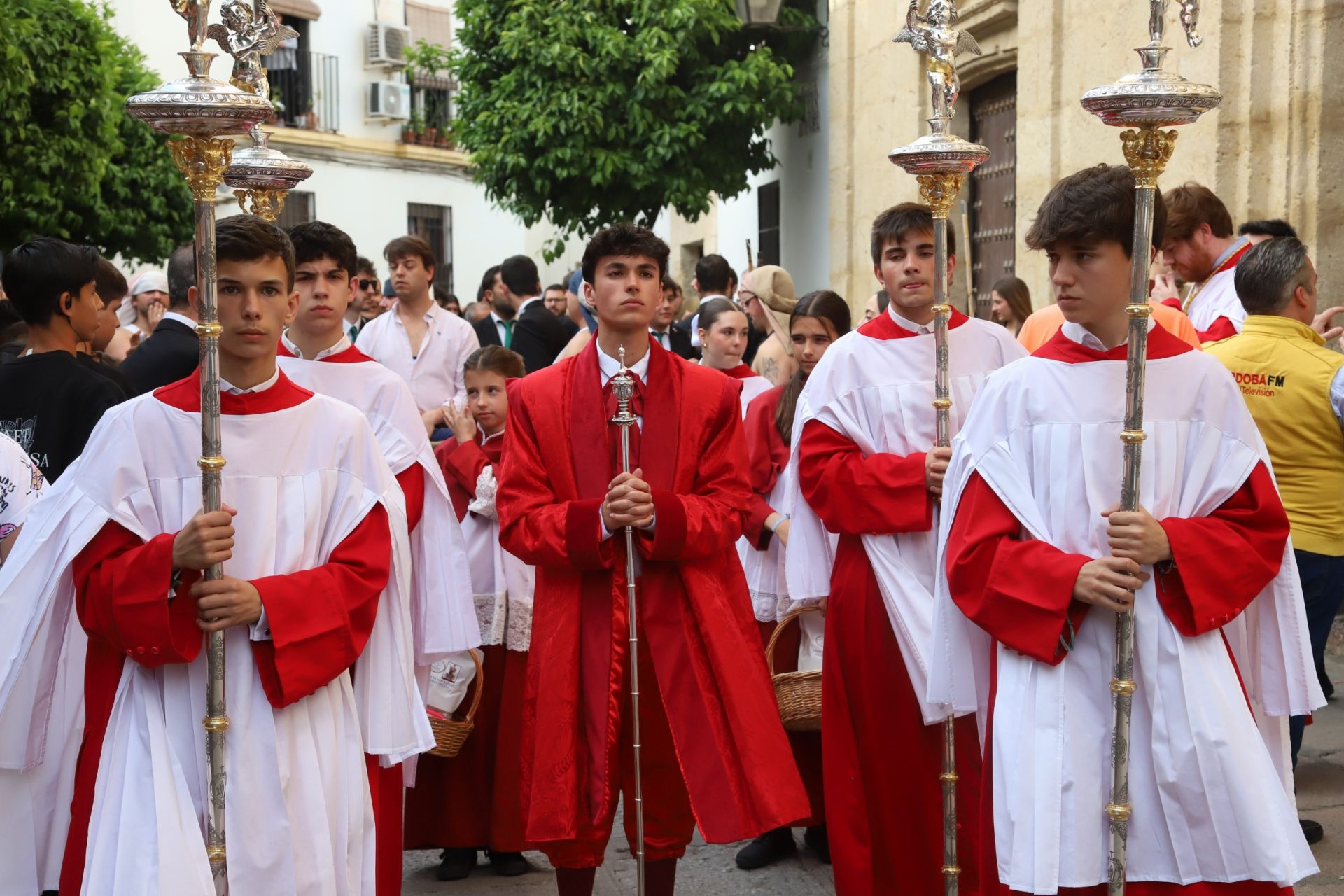 Las mejores imágenes de la sobria y elegante procesión de San Rafael por Córdoba