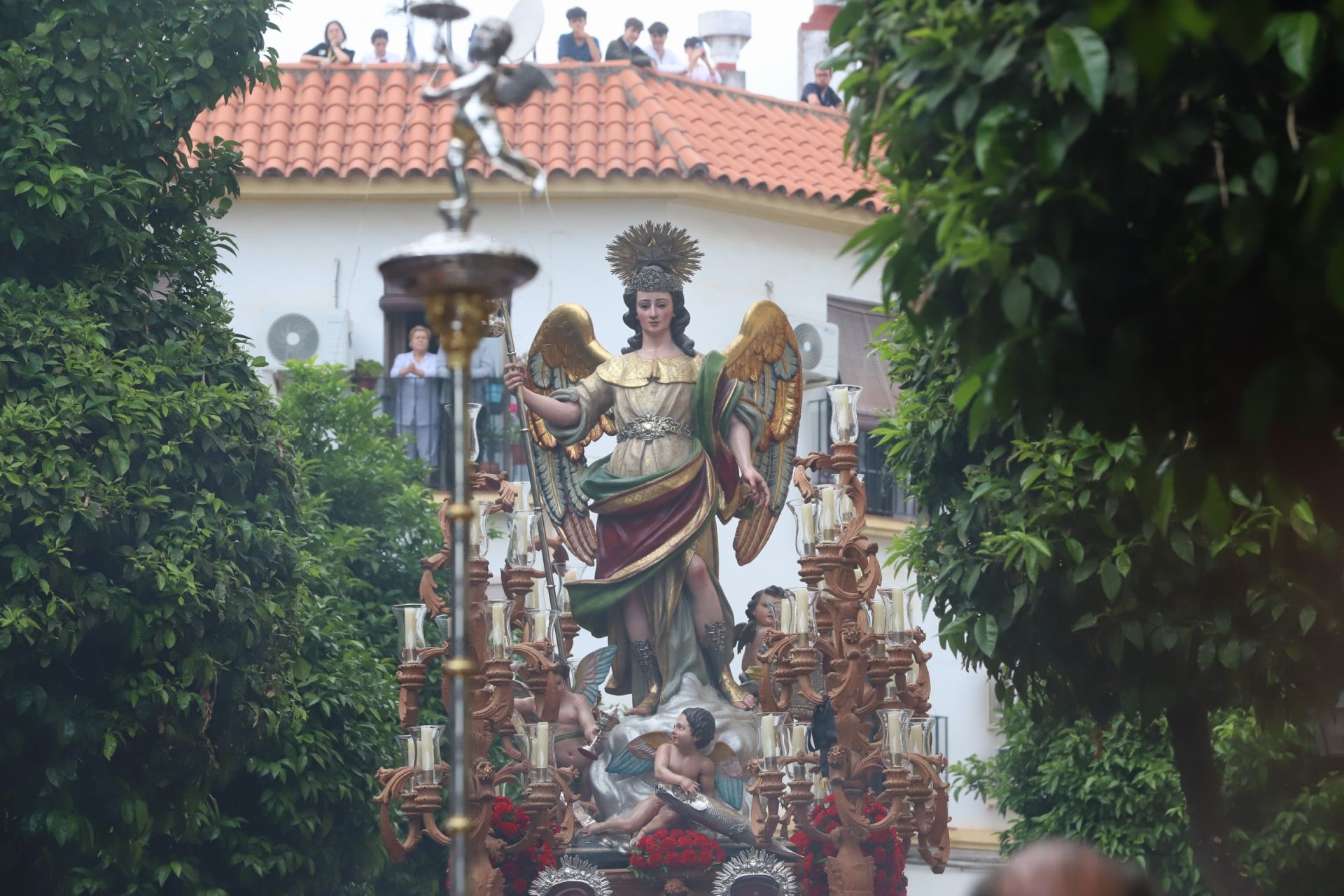 Las mejores imágenes de la sobria y elegante procesión de San Rafael por Córdoba