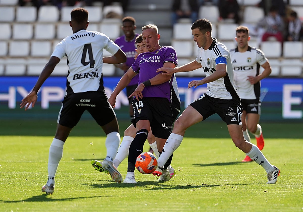 Obolskii, titular en Burgos, se abre paso ante los rivales durante en el encuentro