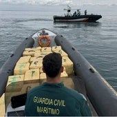 Un agente junto a los 93 fardos de hachís incautados en el río Guadiana