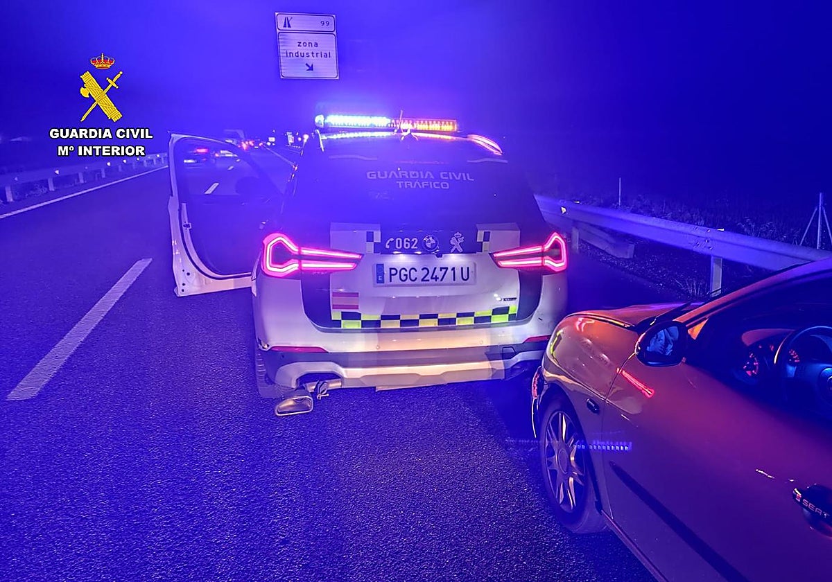 Un joven conductor huye de un control, embiste a una patrulla y da positivo en alcoholemia en Palencia