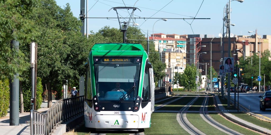 El PP llevará la Congreso la retirada de las ayudas al transporte público para jóvenes de Andalucía