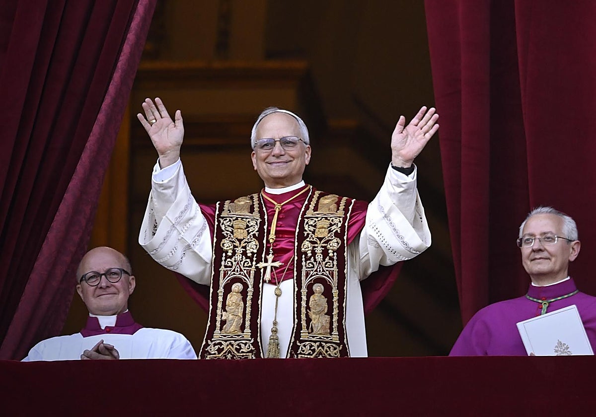 El Papa León XIV desde el balcón de la Basílica de San Pedro tras ser elegido