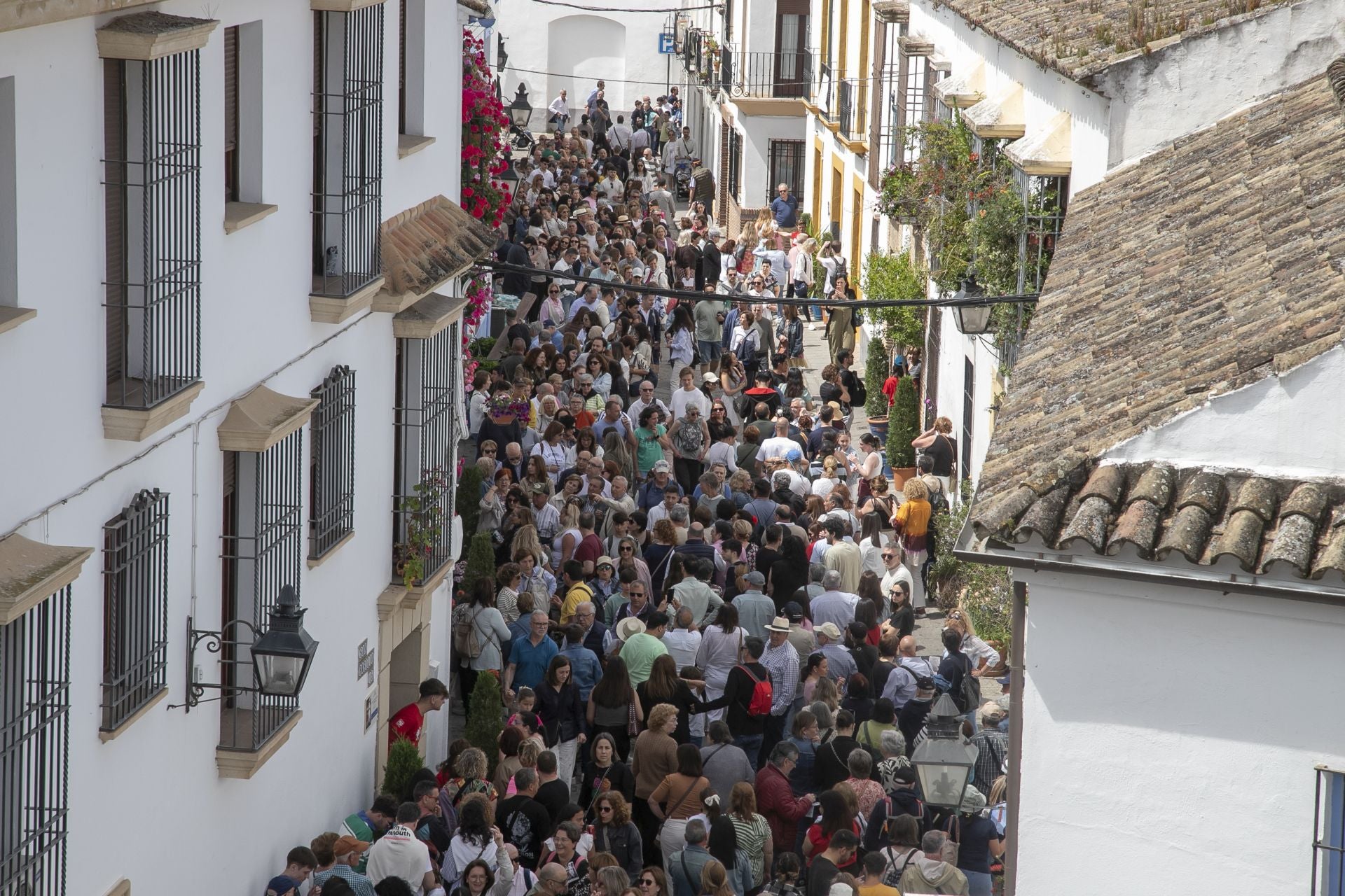 En imágenes, los abarrotados Patios de Córdoba el primer sábado del festival