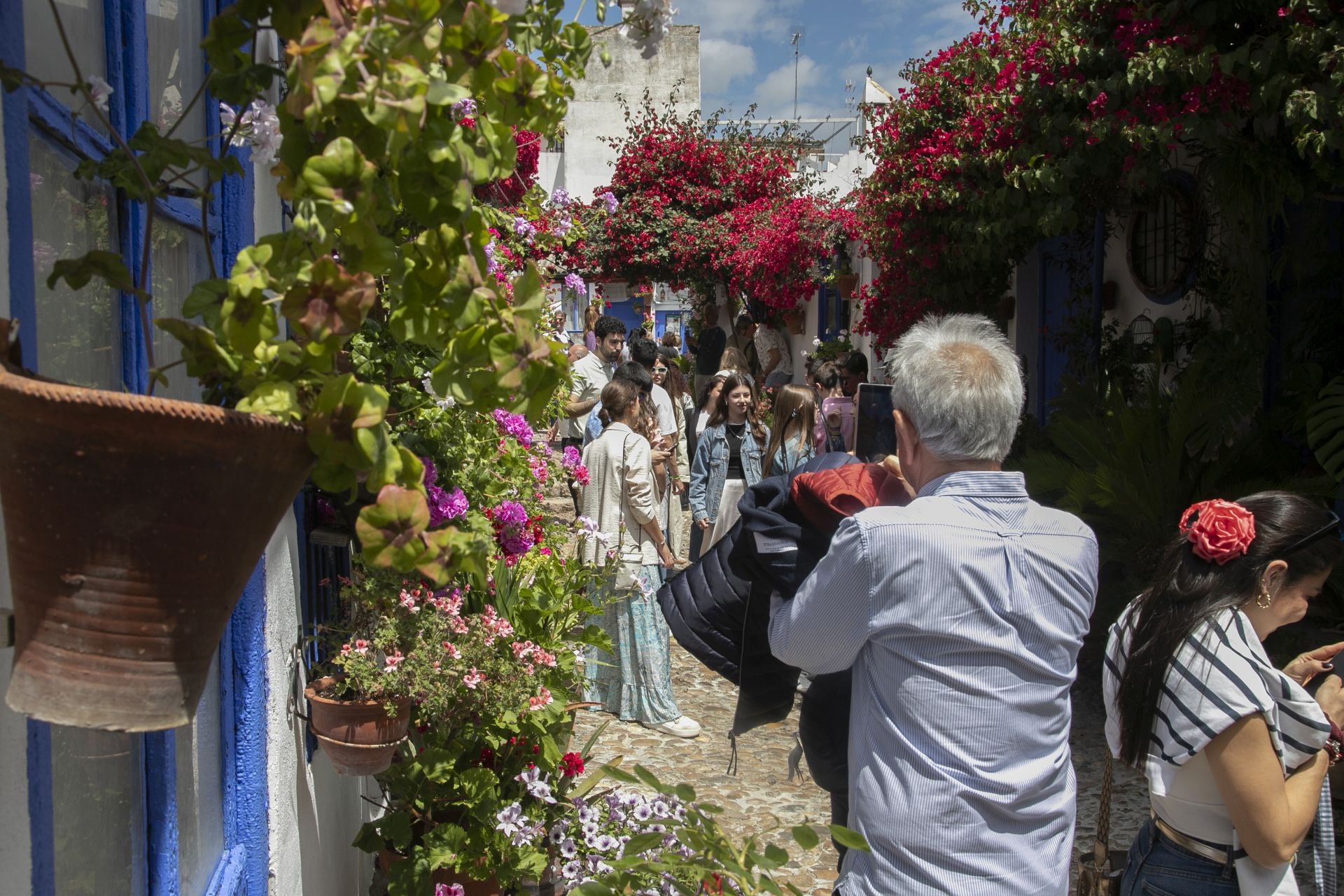 En imágenes, los abarrotados Patios de Córdoba el primer sábado del festival