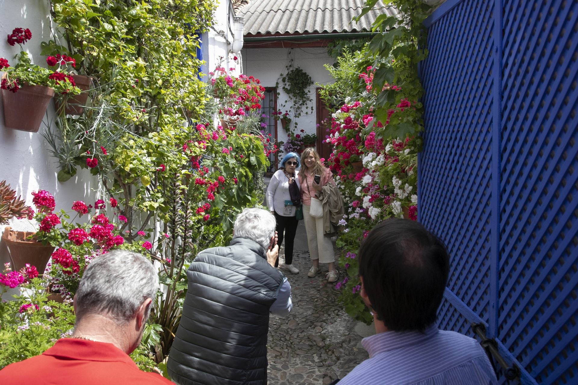 En imágenes, los abarrotados Patios de Córdoba el primer sábado del festival