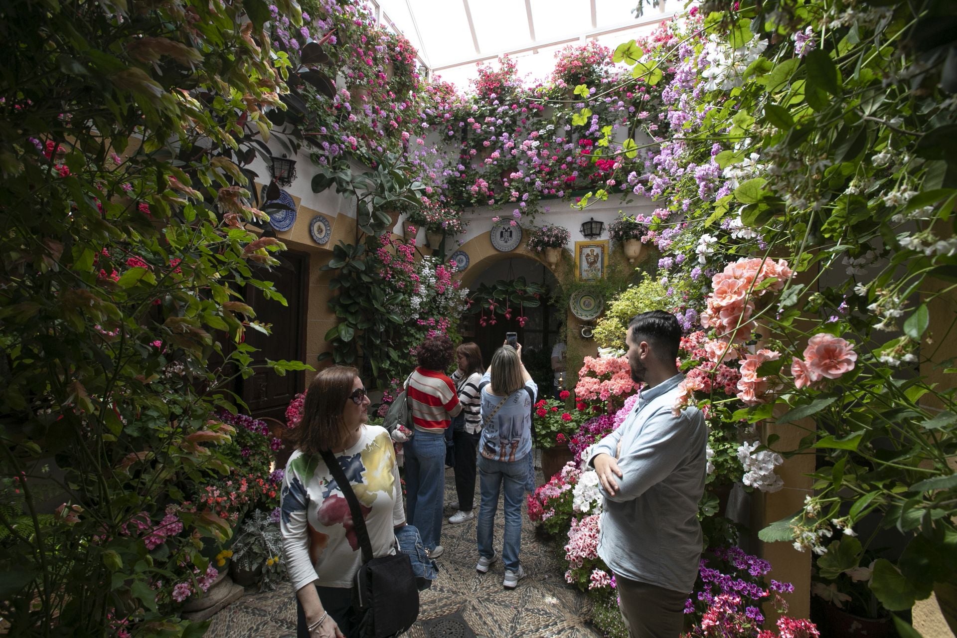 En imágenes, los abarrotados Patios de Córdoba el primer sábado del festival