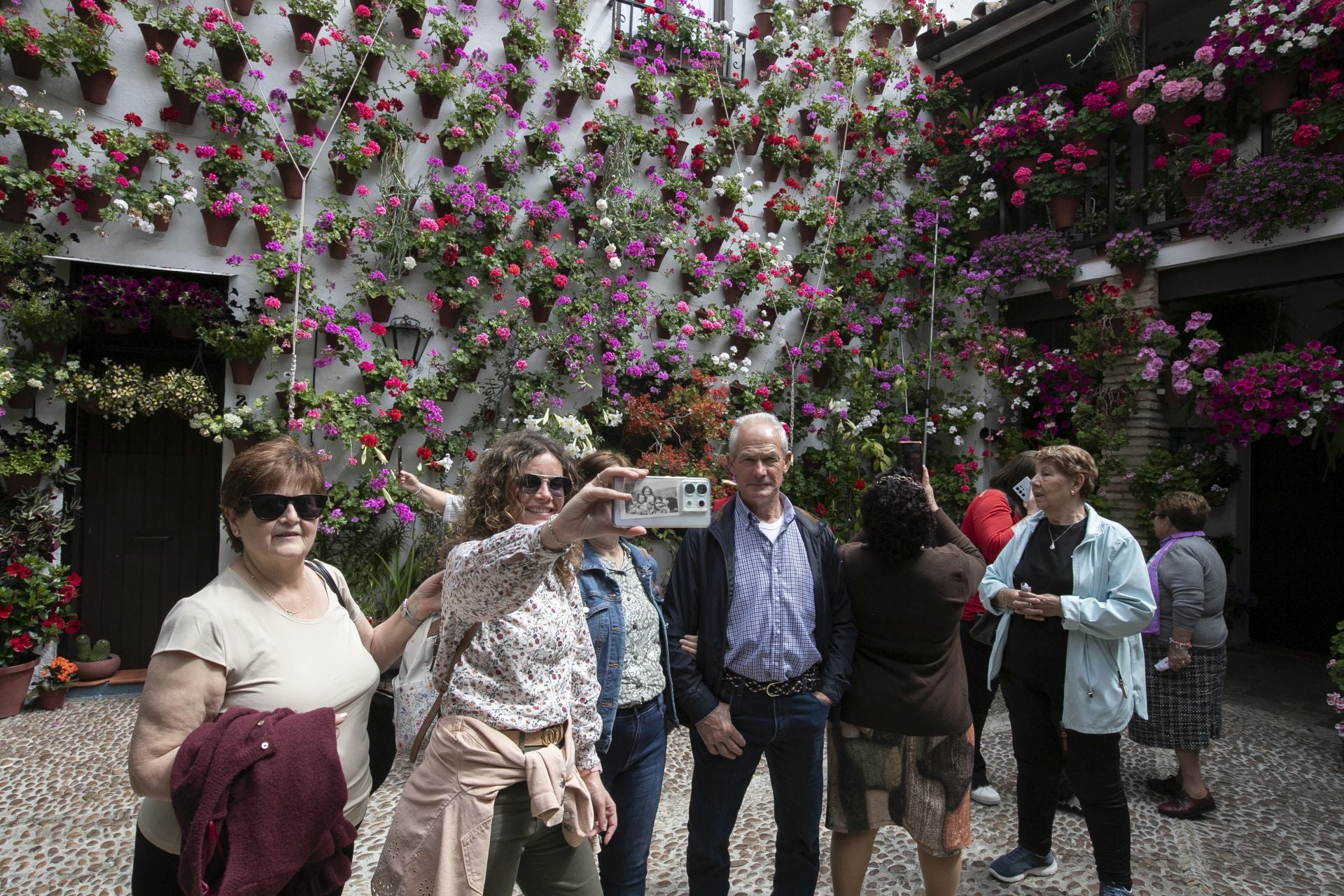En imágenes, los abarrotados Patios de Córdoba el primer sábado del festival