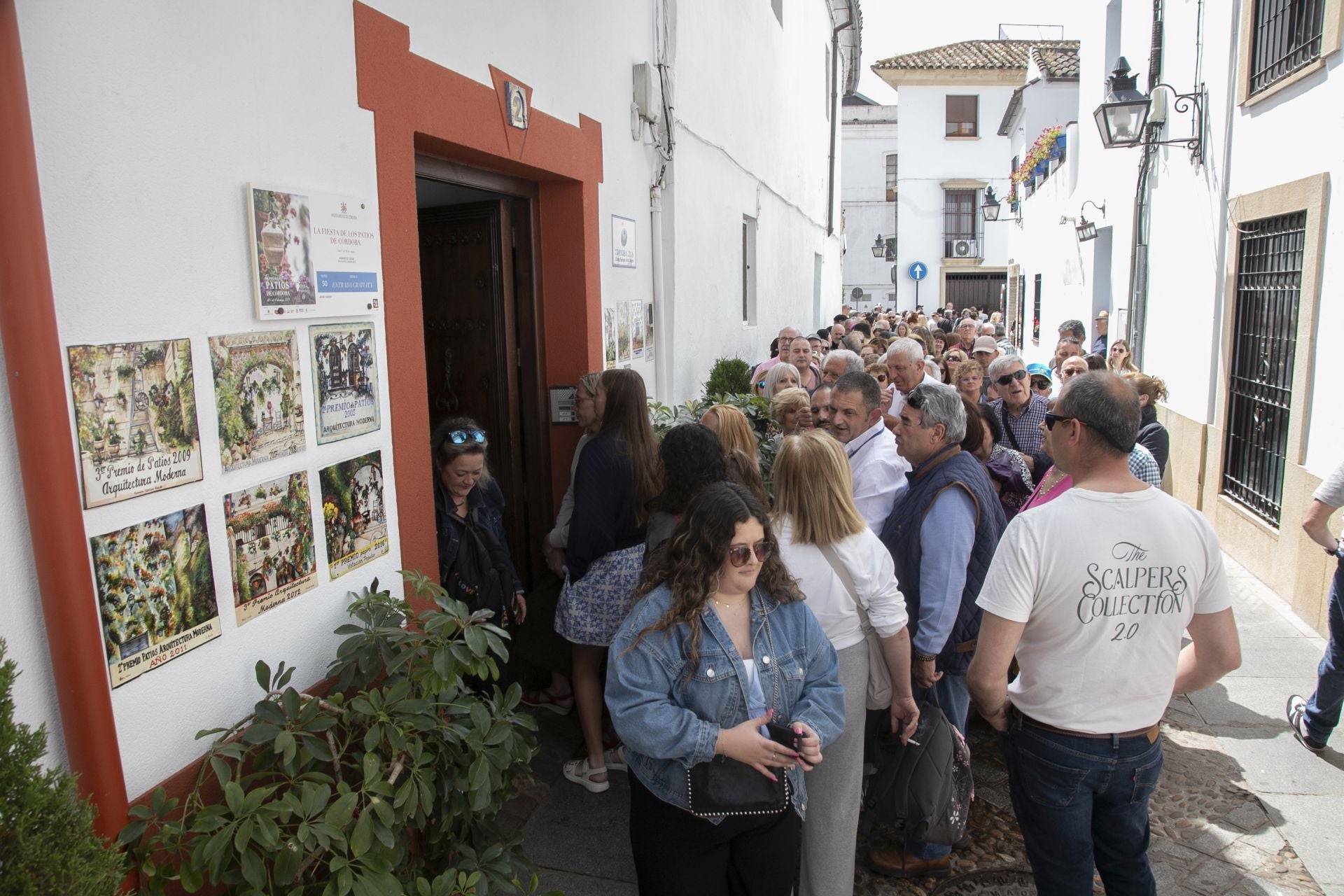 En imágenes, los abarrotados Patios de Córdoba el primer sábado del festival