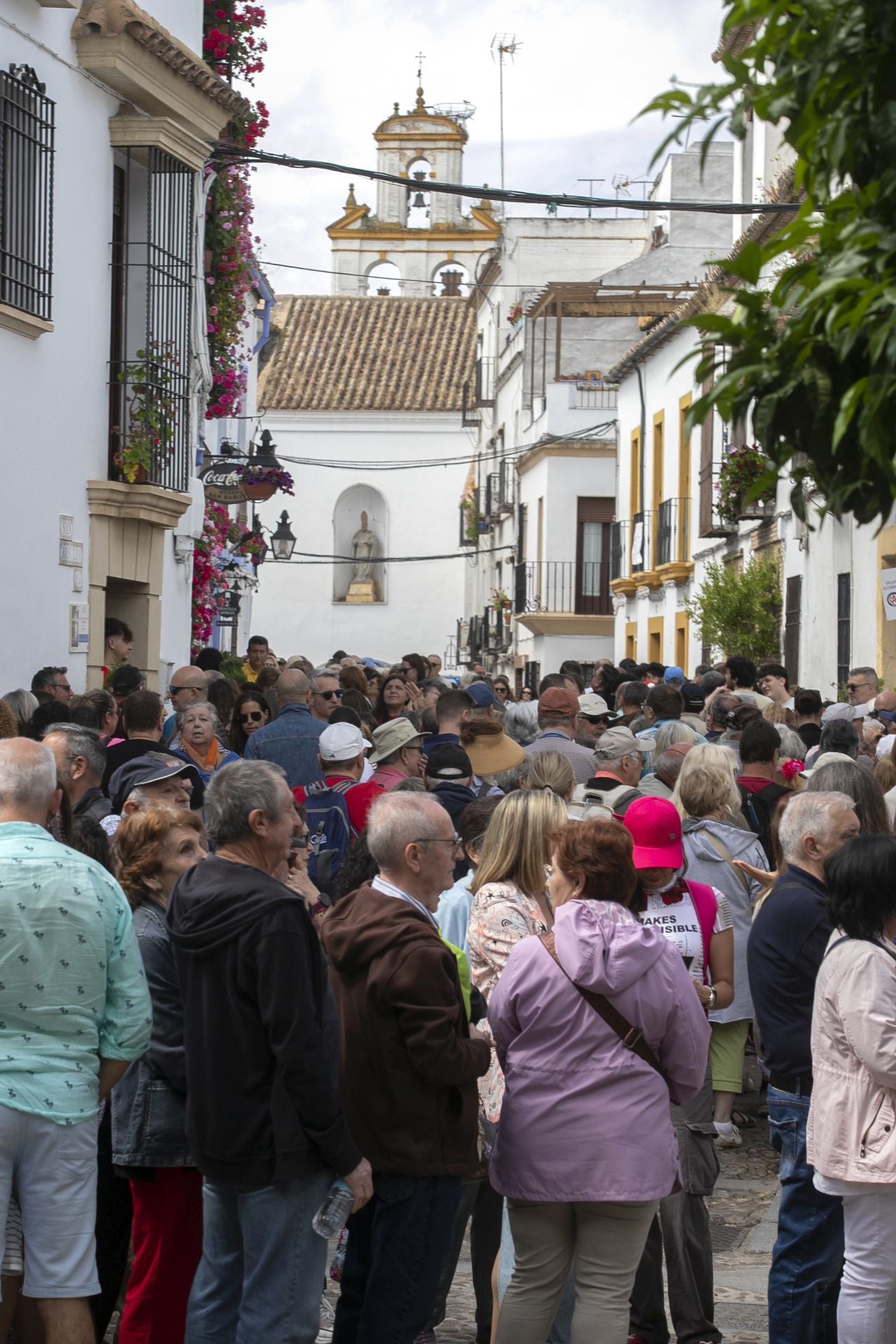 En imágenes, los abarrotados Patios de Córdoba el primer sábado del festival