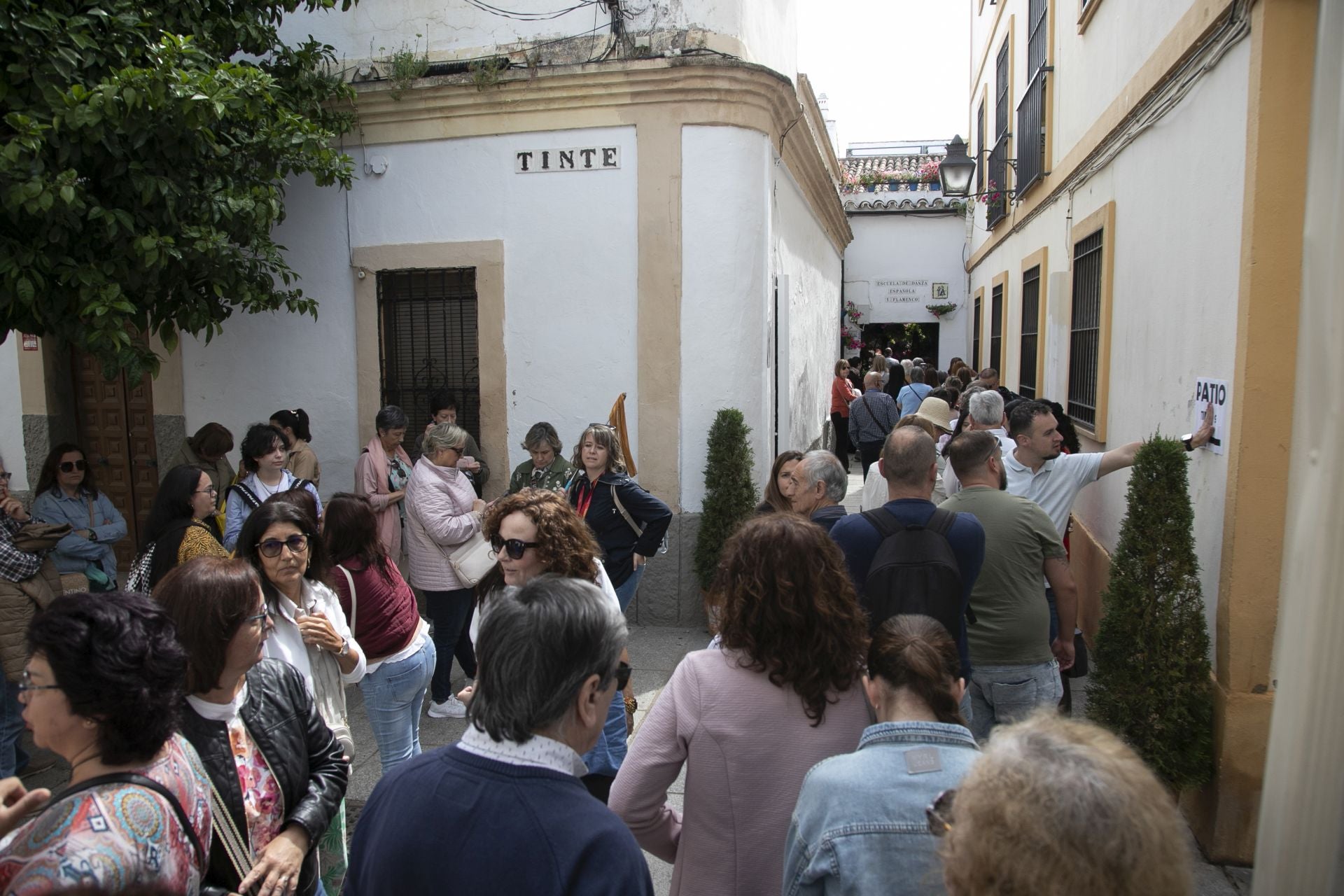 En imágenes, los abarrotados Patios de Córdoba el primer sábado del festival