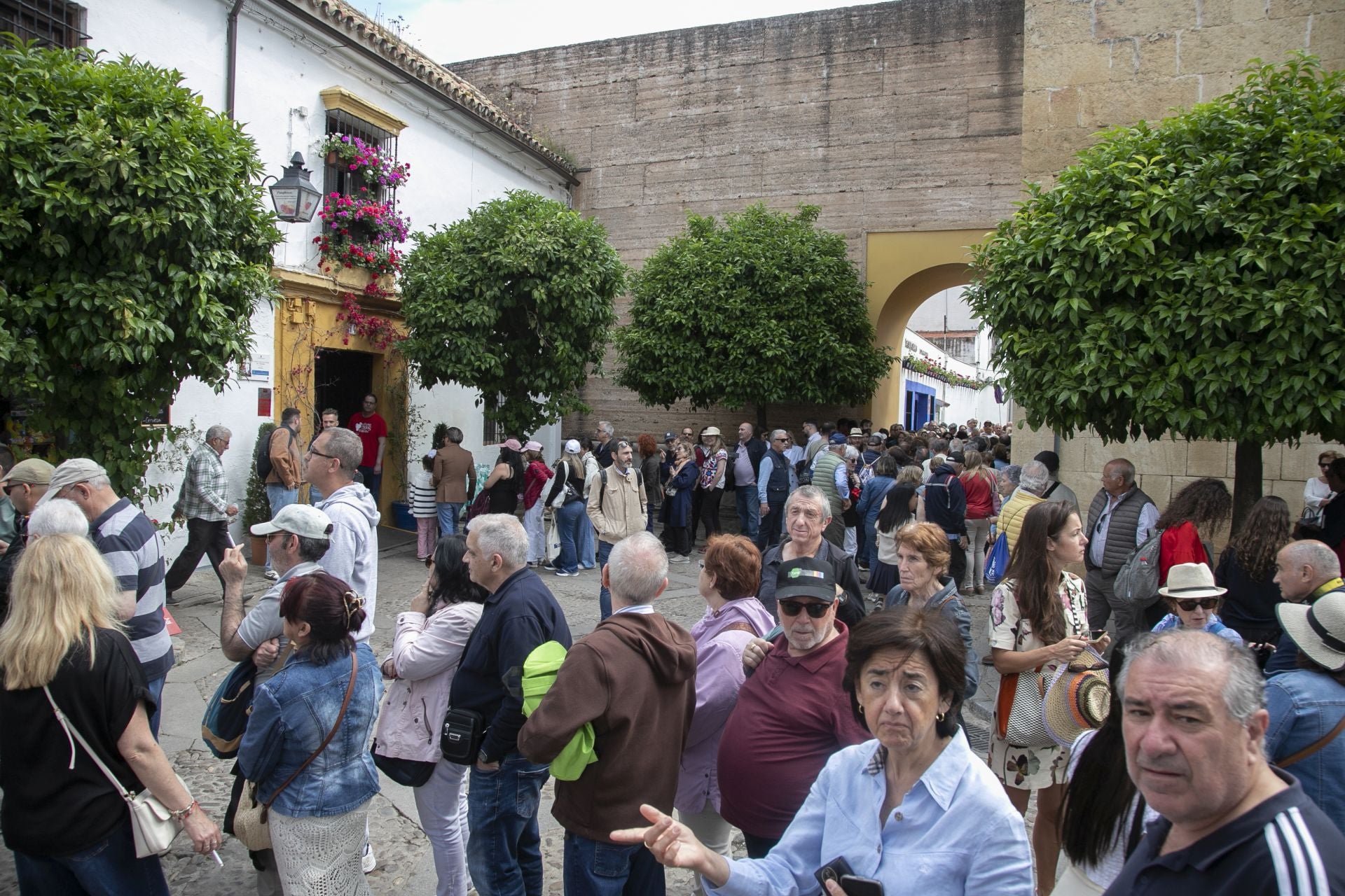 En imágenes, los abarrotados Patios de Córdoba el primer sábado del festival