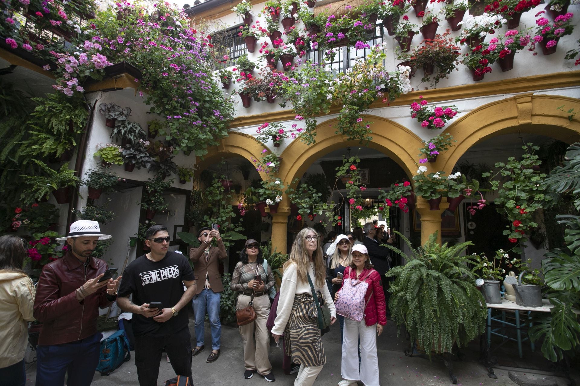 En imágenes, los abarrotados Patios de Córdoba el primer sábado del festival