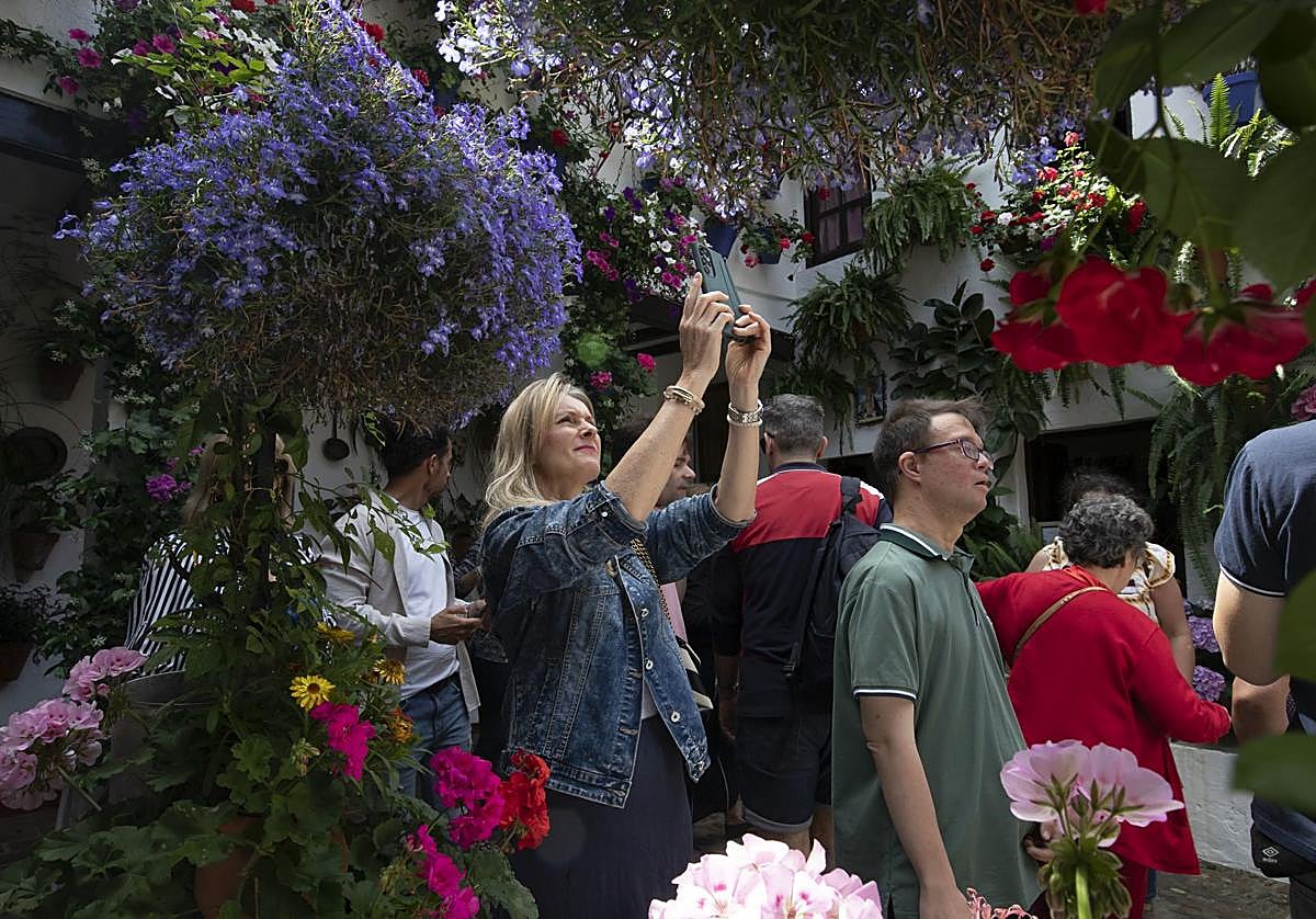 En imágenes, los abarrotados Patios de Córdoba el primer sábado del festival