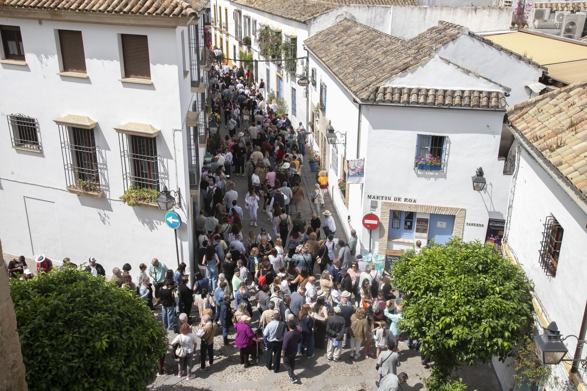 En imágenes, los abarrotados Patios de Córdoba el primer sábado del festival